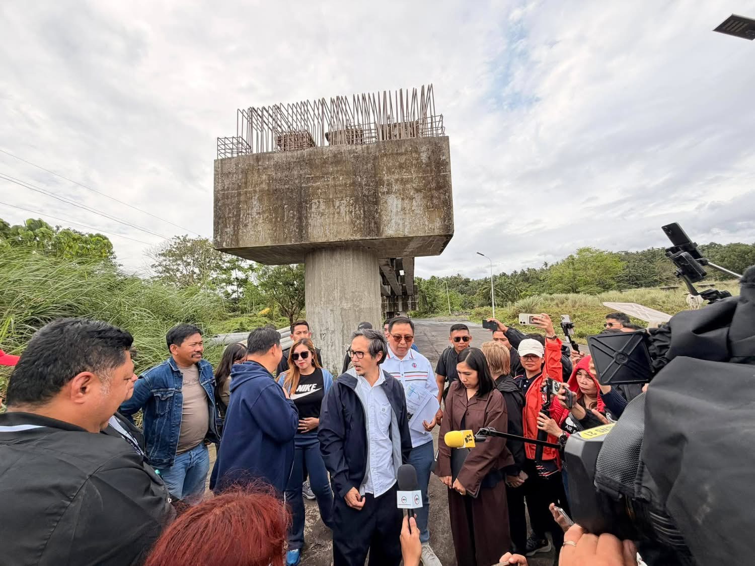 DPWH Sec. Dizon, Sinilip ang Kontrobersyal na Daraga Flyover